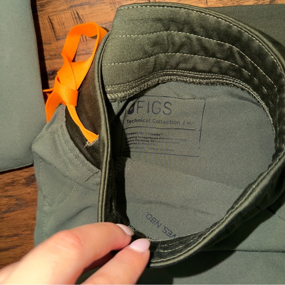 FIGS Scrub Set - Picture 4 of 4